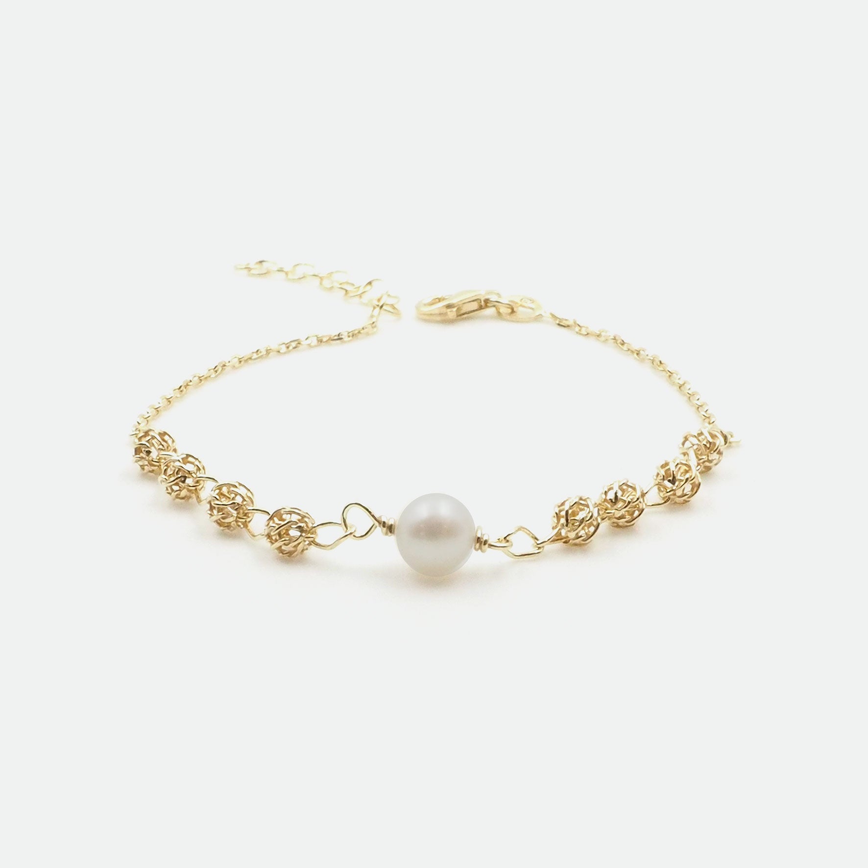 Silber Armbaender fuer Damen jetzt kaufen in unserem Onlineshop oder vor Ort in unserer Filiale in Basel